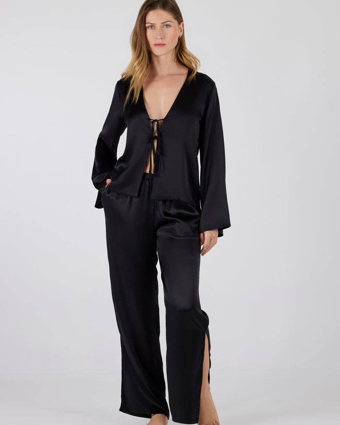 Amelia set Black