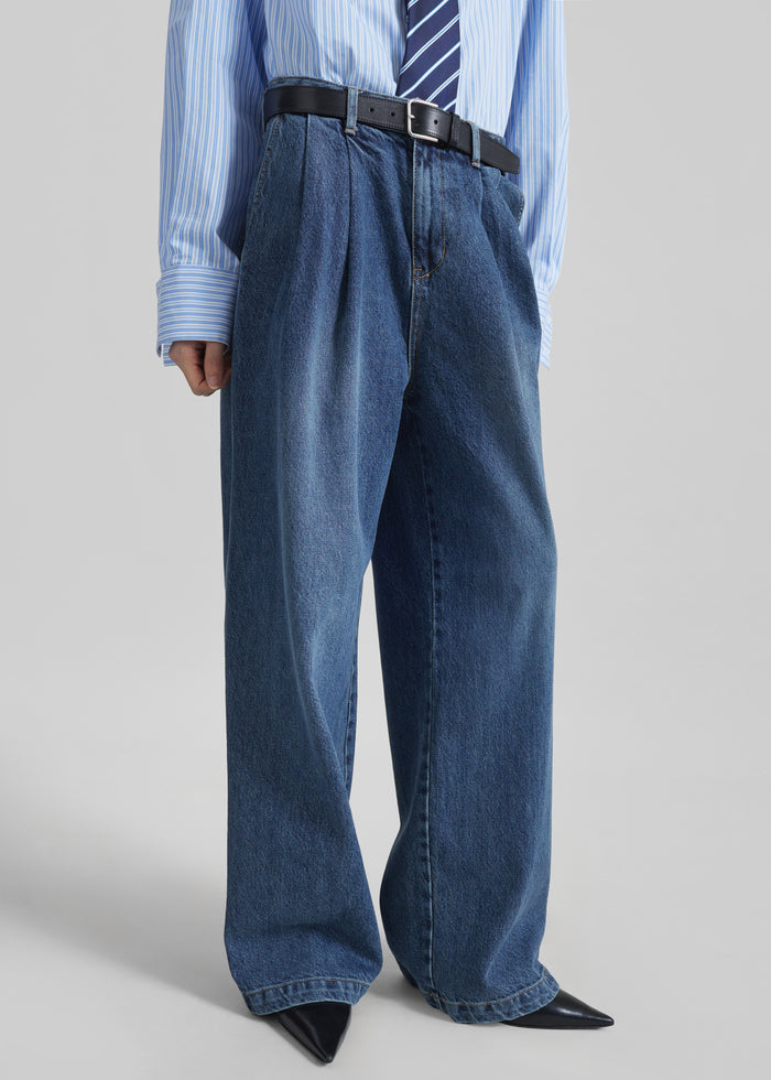 Buxton Pleated Wide Jeans - Medium Wash