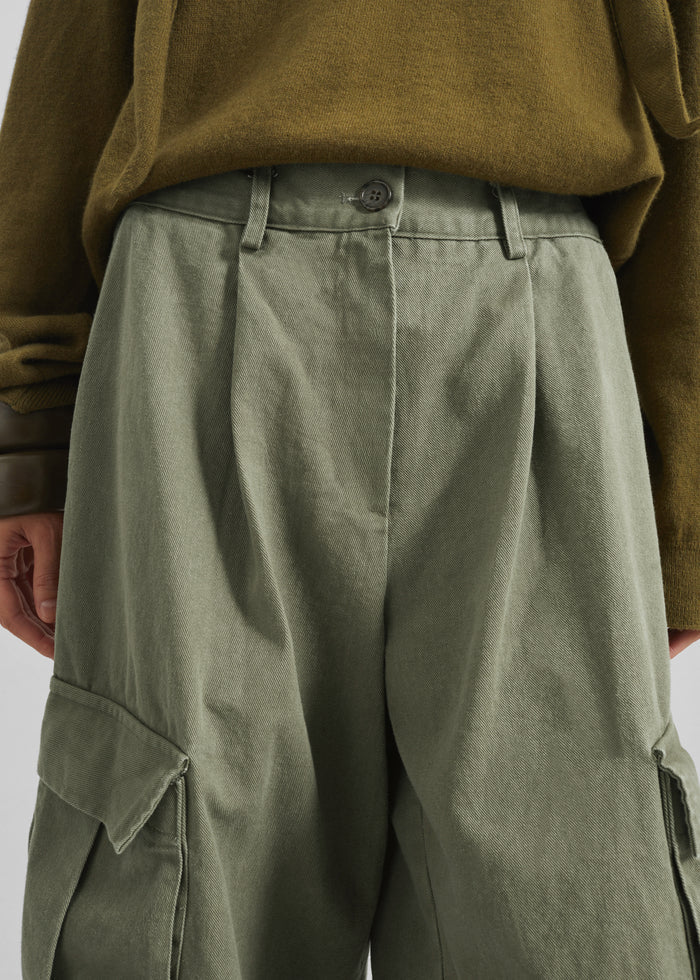 Dorva Cargo Bermuda Shorts - Pale Olive