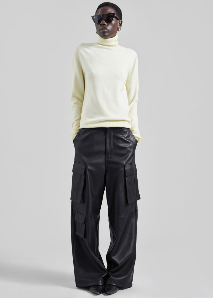Eve Thin Turtleneck Sweater - Pale Yellow
