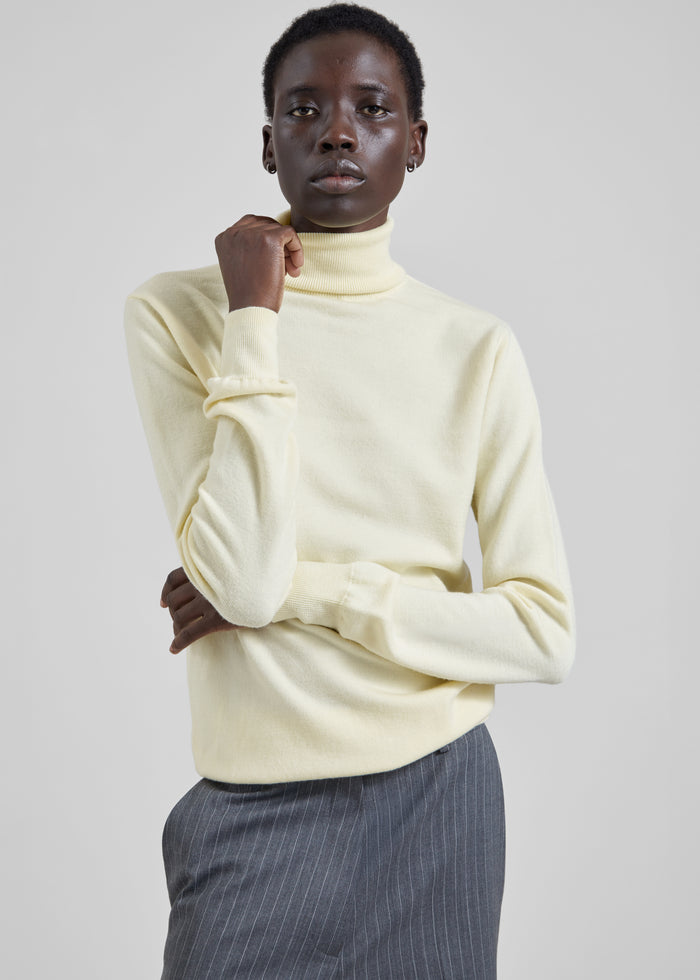 Eve Thin Turtleneck Sweater - Pale Yellow