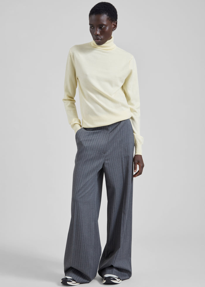 Eve Thin Turtleneck Sweater - Pale Yellow