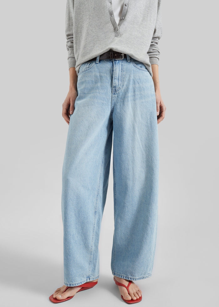 Lucena Barrel-Leg Jeans - Light Wash