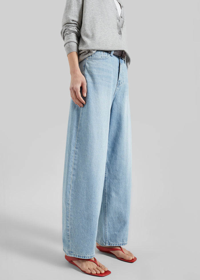 Lucena Barrel-Leg Jeans - Light Wash