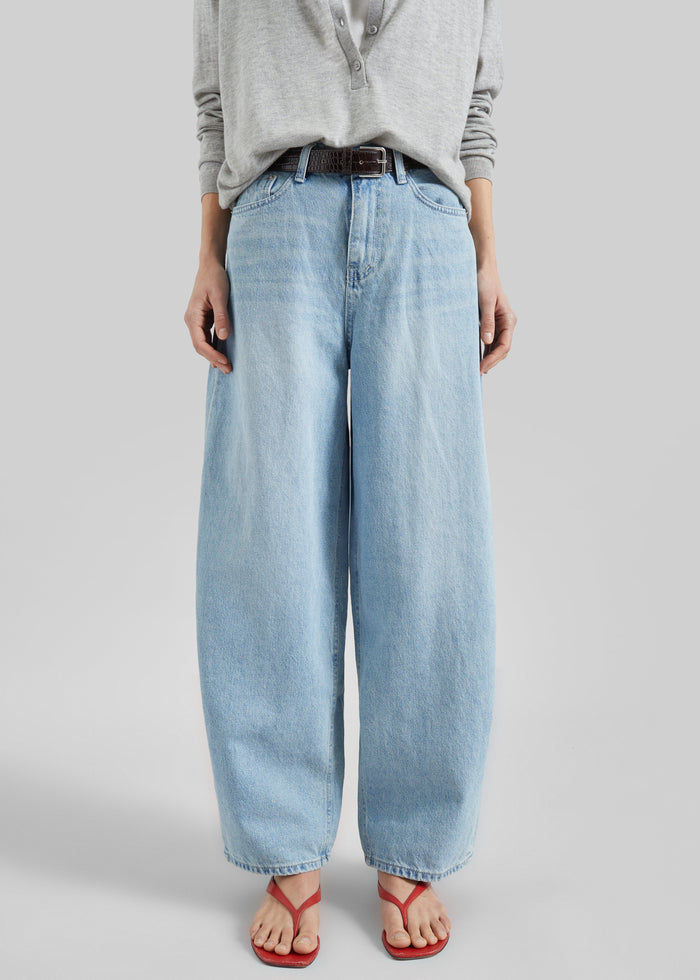 Lucena Barrel-Leg Jeans - Light Wash