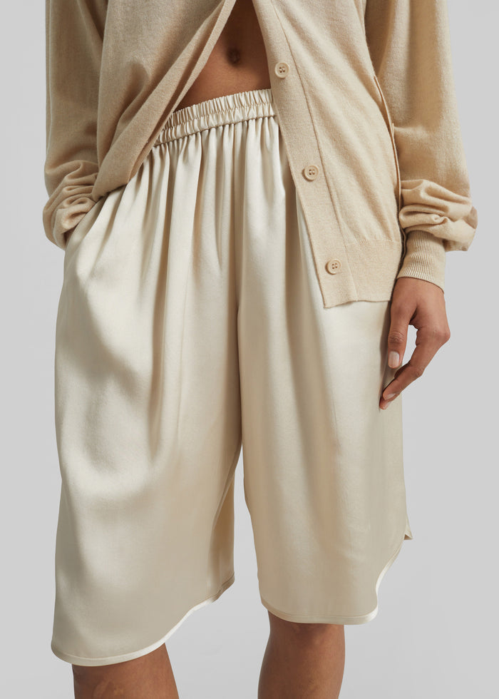 Nelis Silk Bermuda Shorts - Champagne