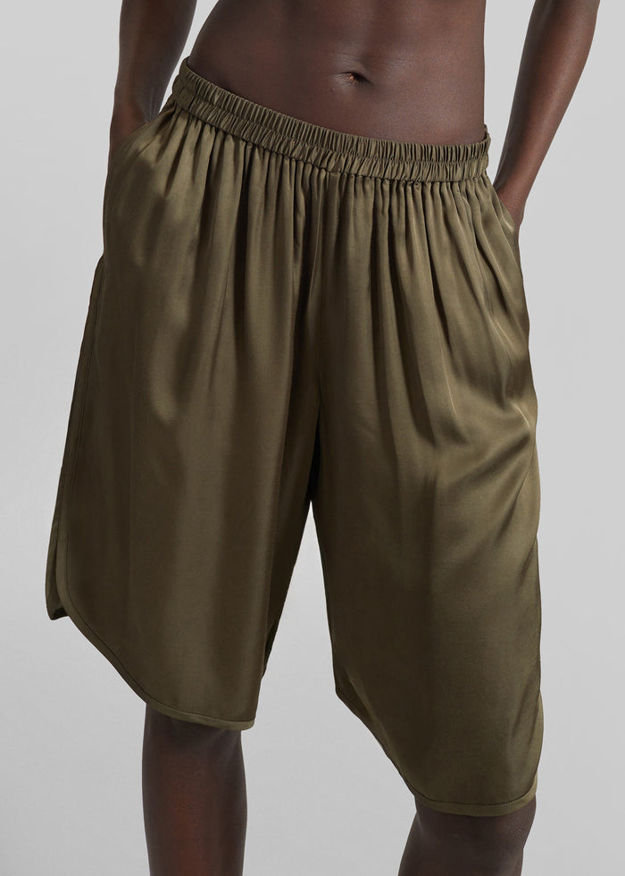 Nelis Silk Bermuda Shorts - Olive