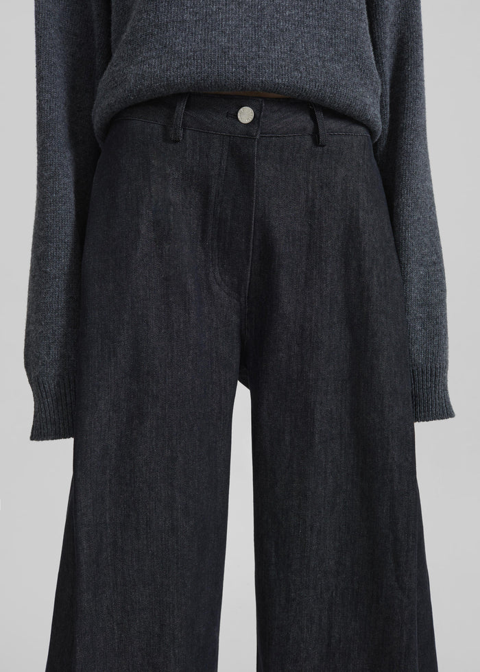 Nesna Barrel Leg Jeans - Black