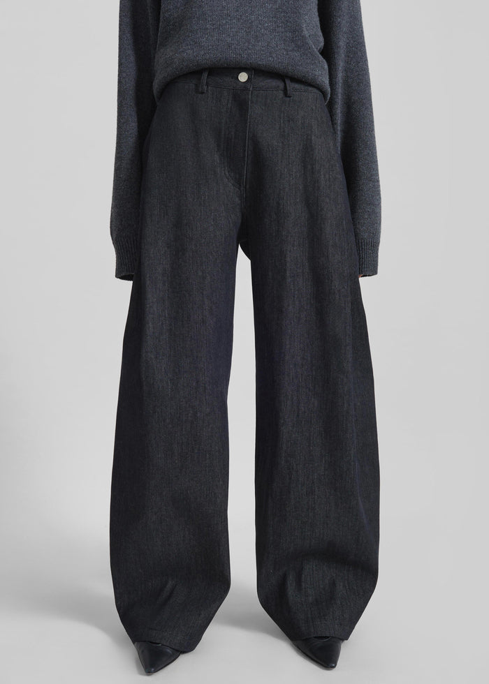 Nesna Barrel Leg Jeans - Black