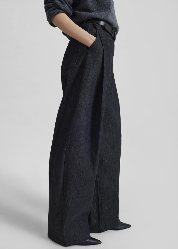 Nesna Barrel Leg Jeans - Black