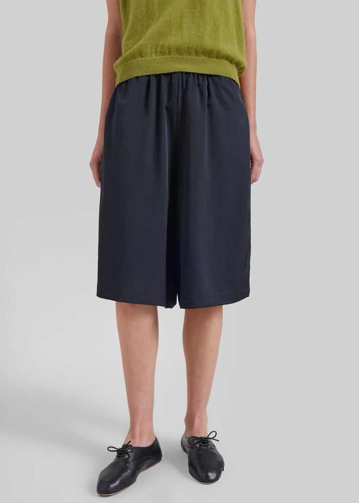 Olyne Satin Wide Bermuda Shorts - Black