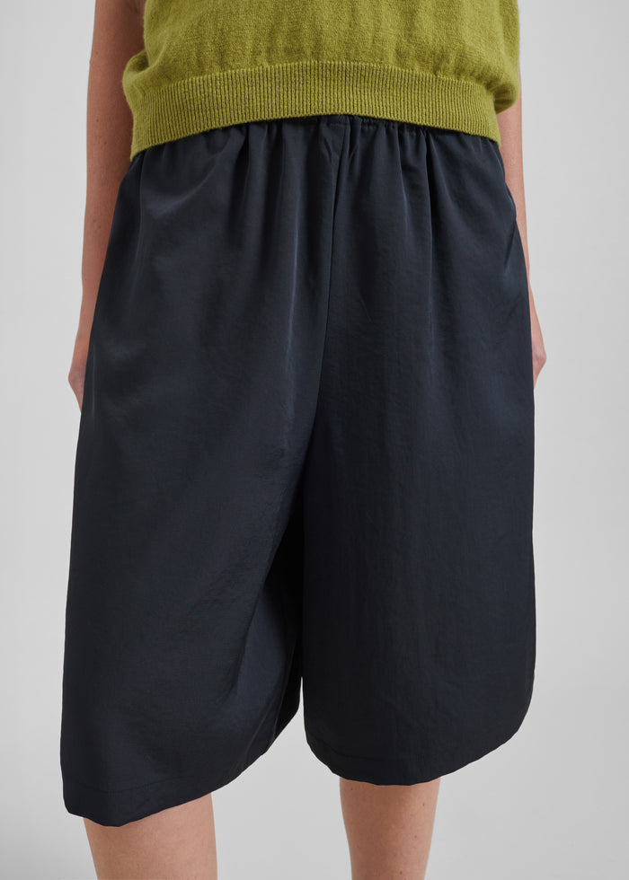 Olyne Satin Wide Bermuda Shorts - Black