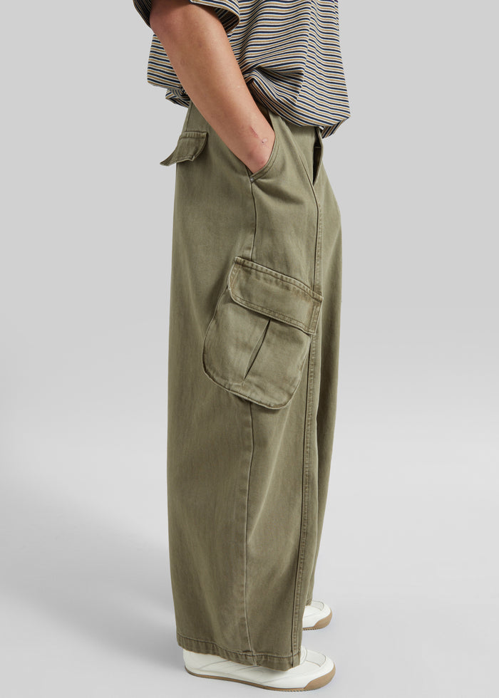 Terence Curved Cargo Pants - Pale Olive