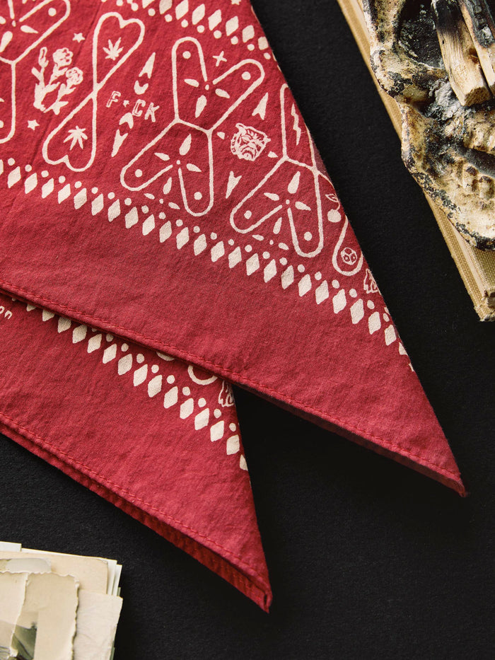 Black the "muerte" bandana in red
